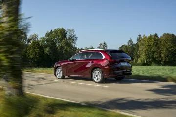 Vista lateral del Mazda CX-80 evidenciando su diseño robusto y elegante.