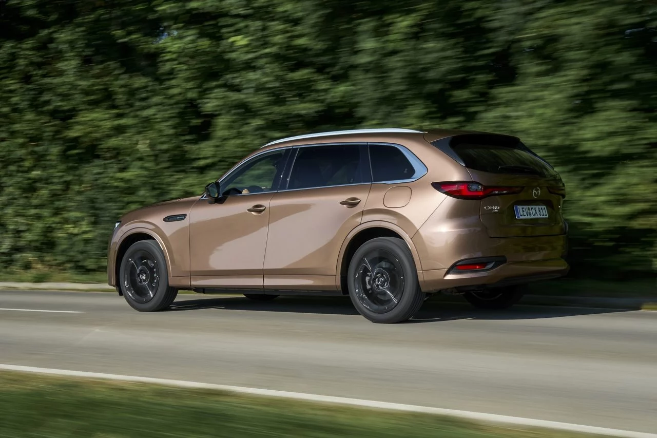 Vista dinámica del Mazda CX-80 en movimiento, enfatizando su diseño lateral.