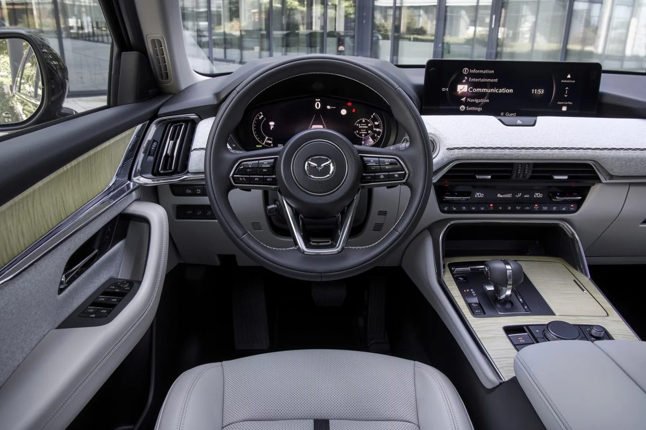 Vista del volante e instrumentación del Mazda CX-80, elegancia funcional.