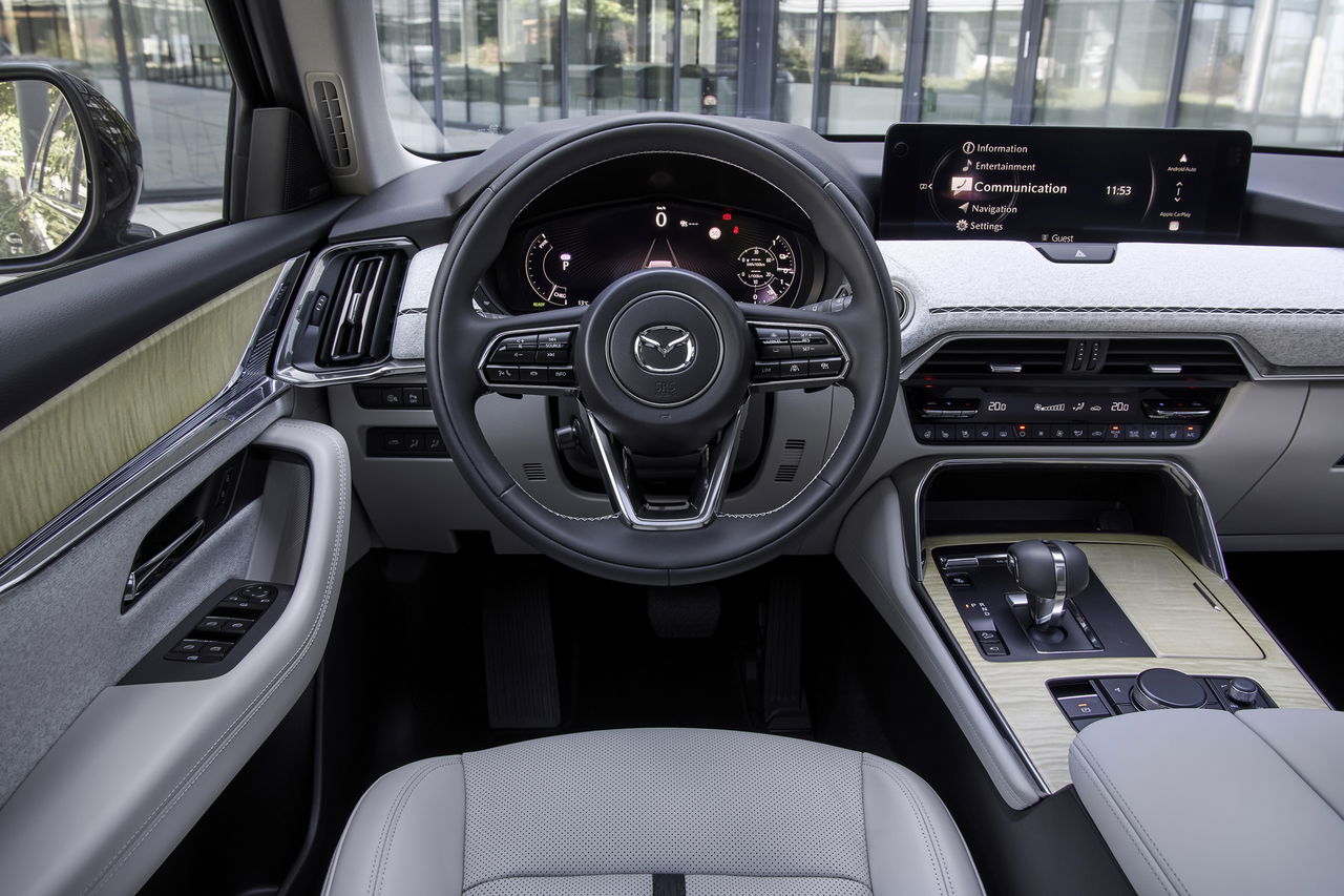 Vista del volante e instrumentación del Mazda CX-80, elegancia funcional.