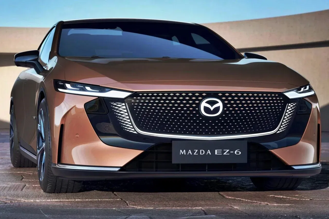 Vista frontal del Mazda EZ-6 destacando su diseño vanguardista.