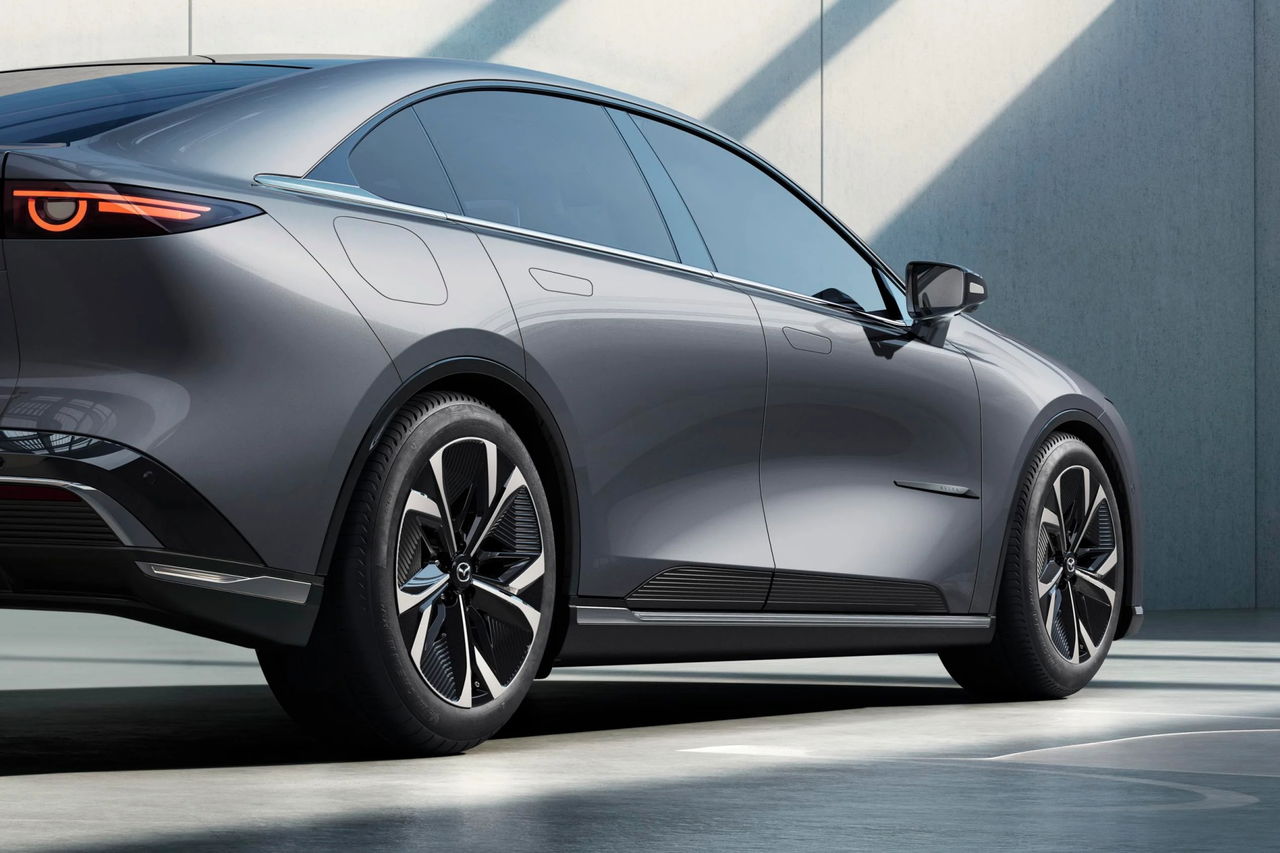 El Mazda EZ-6 presenta un diseño lateral que refleja agilidad y elegancia.