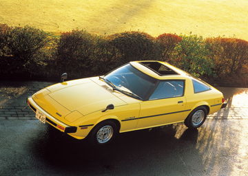 Vista lateral del Mazda RX-7, ícono de la ingeniería rotativa.