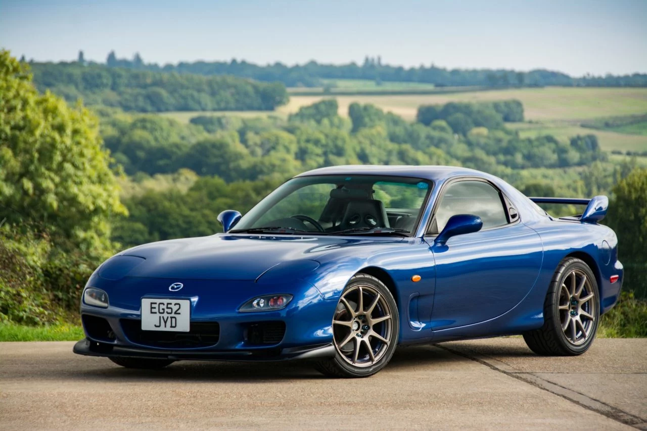 Vista lateral del Mazda RX-7, un ícono deportivo que celebra 40 años.