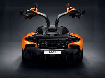 Vista frontal del McLaren W1, un hypercar con rendimiento de F1 para la carretera.