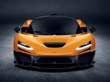 Vista frontal del McLaren W1, mostrando su diseño agresivo y aerodinámico.