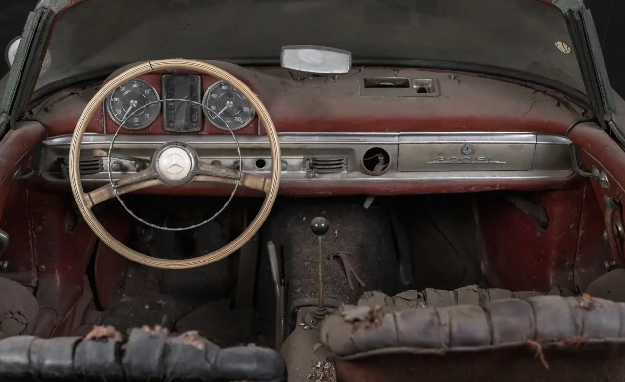 Volante y cuadro de instrumentos clásicos Mercedes 300 SL, precisa restauración.