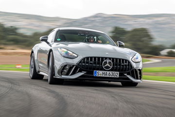 Vista dinámica del Mercedes-AMG GT 63 en pista, resaltando su imponente frontal.