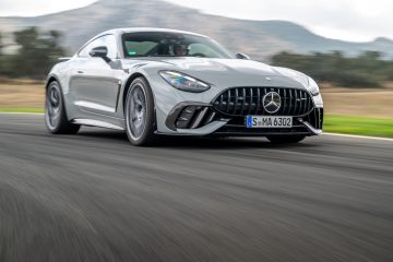 Vista lateral del Mercedes-AMG GT 63 en plena acción, mostrando su musculosa estética.