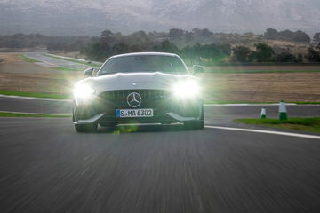 Vista frontal del Mercedes-AMG GT 63 en pista, destacando su agresividad y potencia.