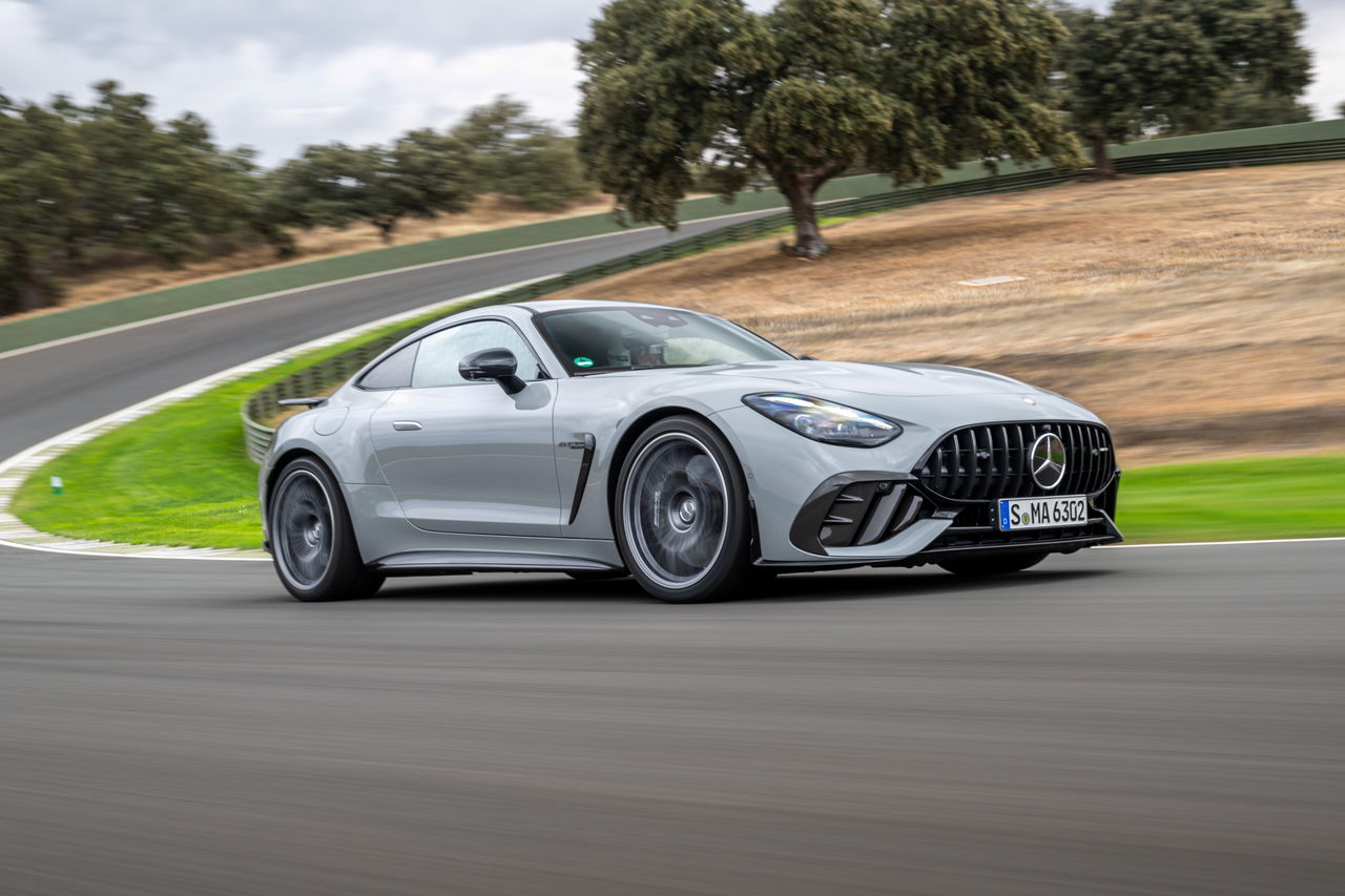 Mercedes-AMG GT 63 en movimiento, mostrando su poderío estético y técnico