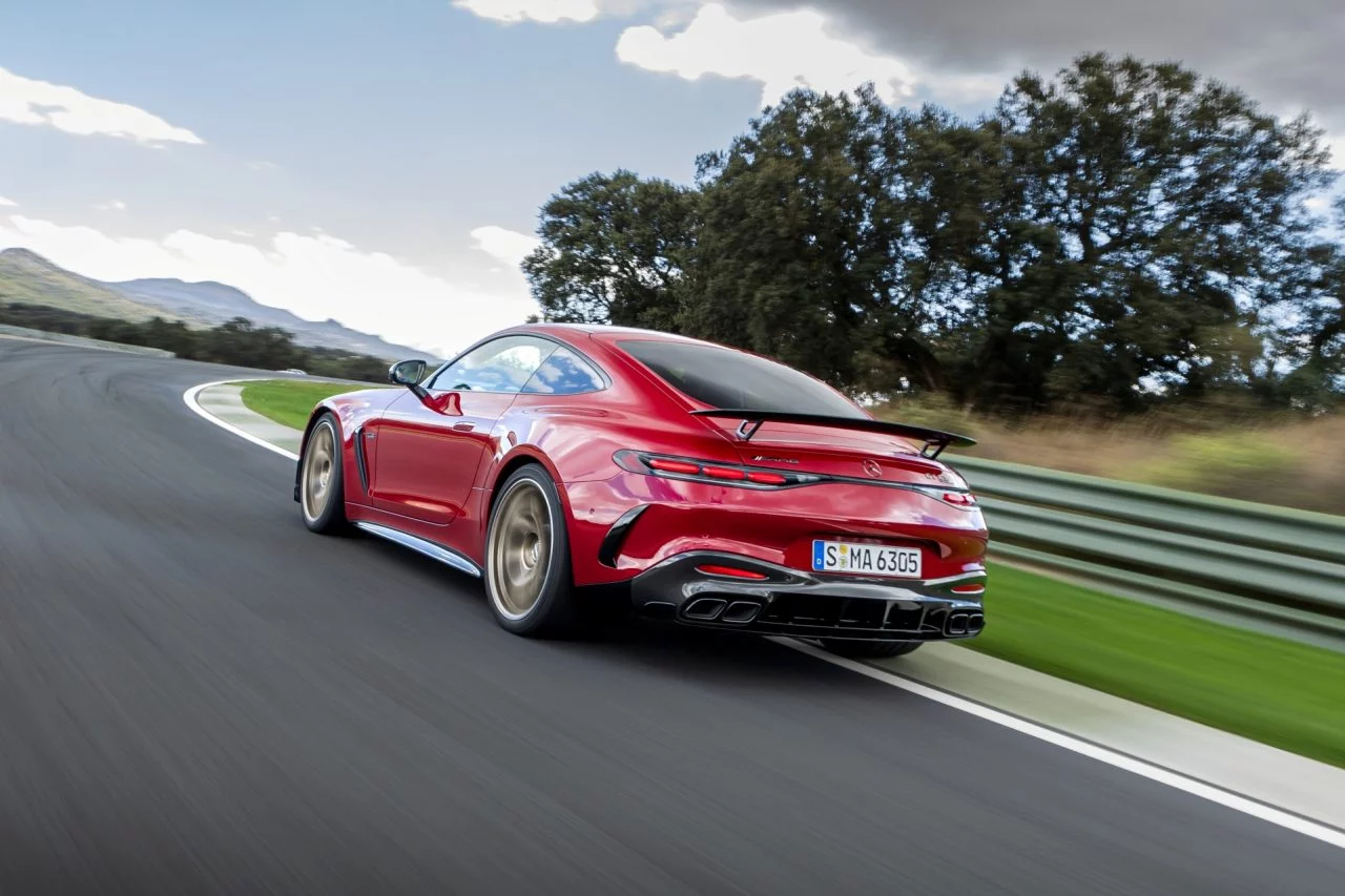 Vista dinámica del Mercedes-AMG GT 63 2024 mostrando su potente zaga y perfil aerodinámico.