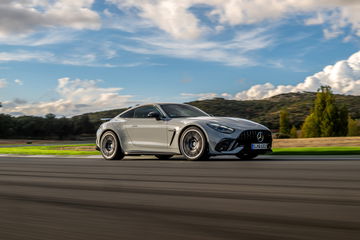 Vista lateral del Mercedes-AMG GT 63, exhibiendo su línea deportiva y elegante.