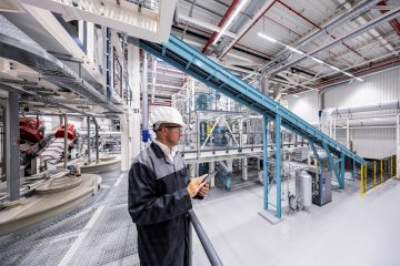 Ingeniero en instalación de reciclaje de baterías de Mercedes-Benz