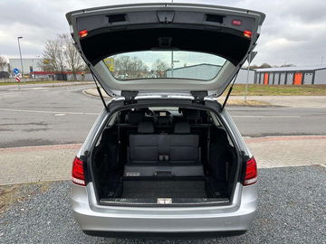 Vista del maletero amplio y en buen estado del Mercedes Clase E con 817.000 km.