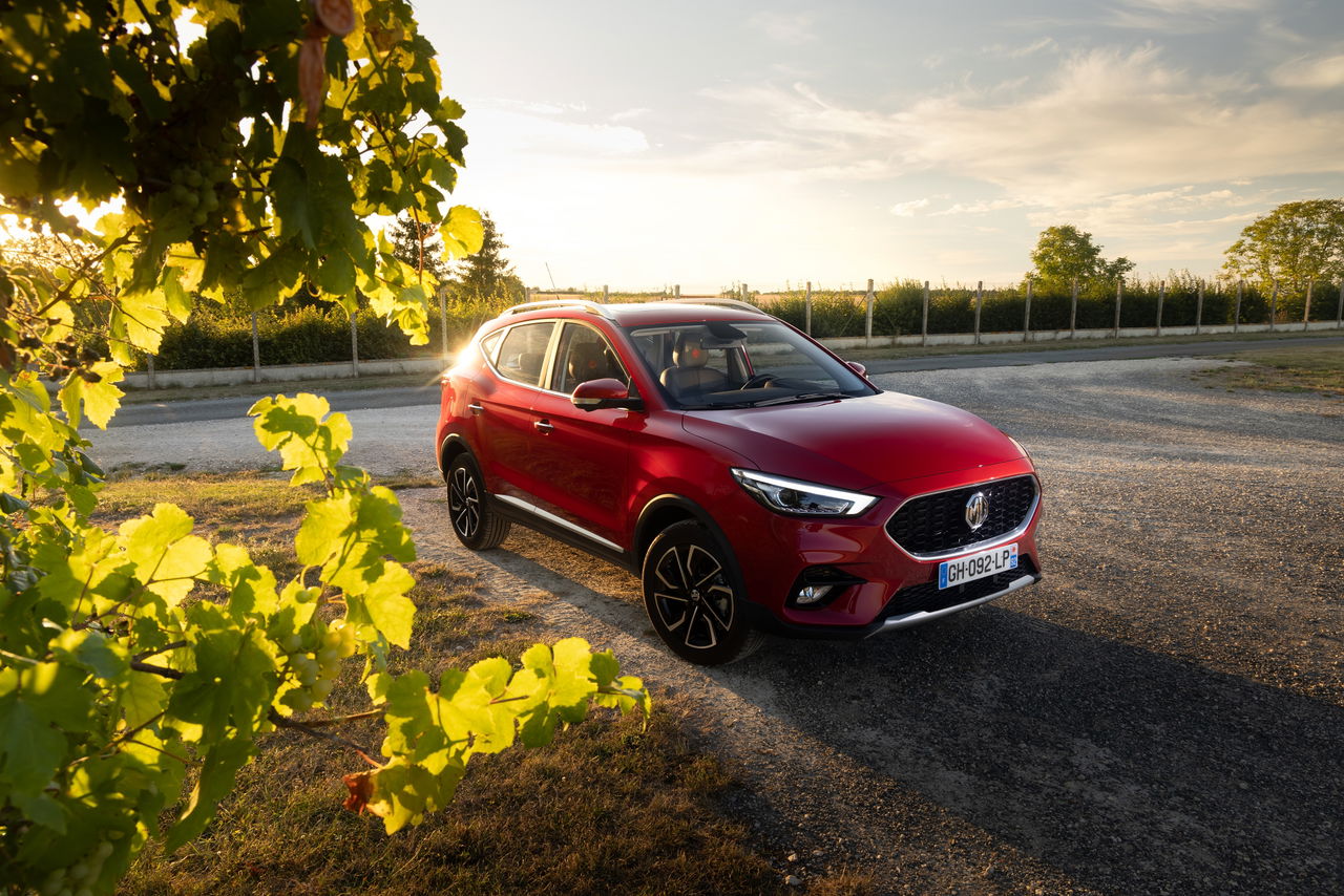 Vista delantera y lateral del MG ZS, el SUV económico lider en España.