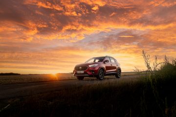 El MG ZS exhibe su línea lateral en un entorno al atardecer, destacando su diseño y atractivo visual.