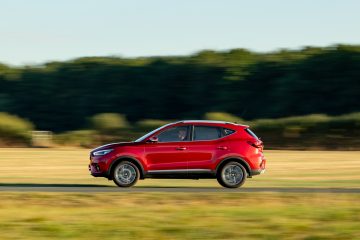 Vista lateral del MG ZS, destacando su diseño y líneas dinámicas.