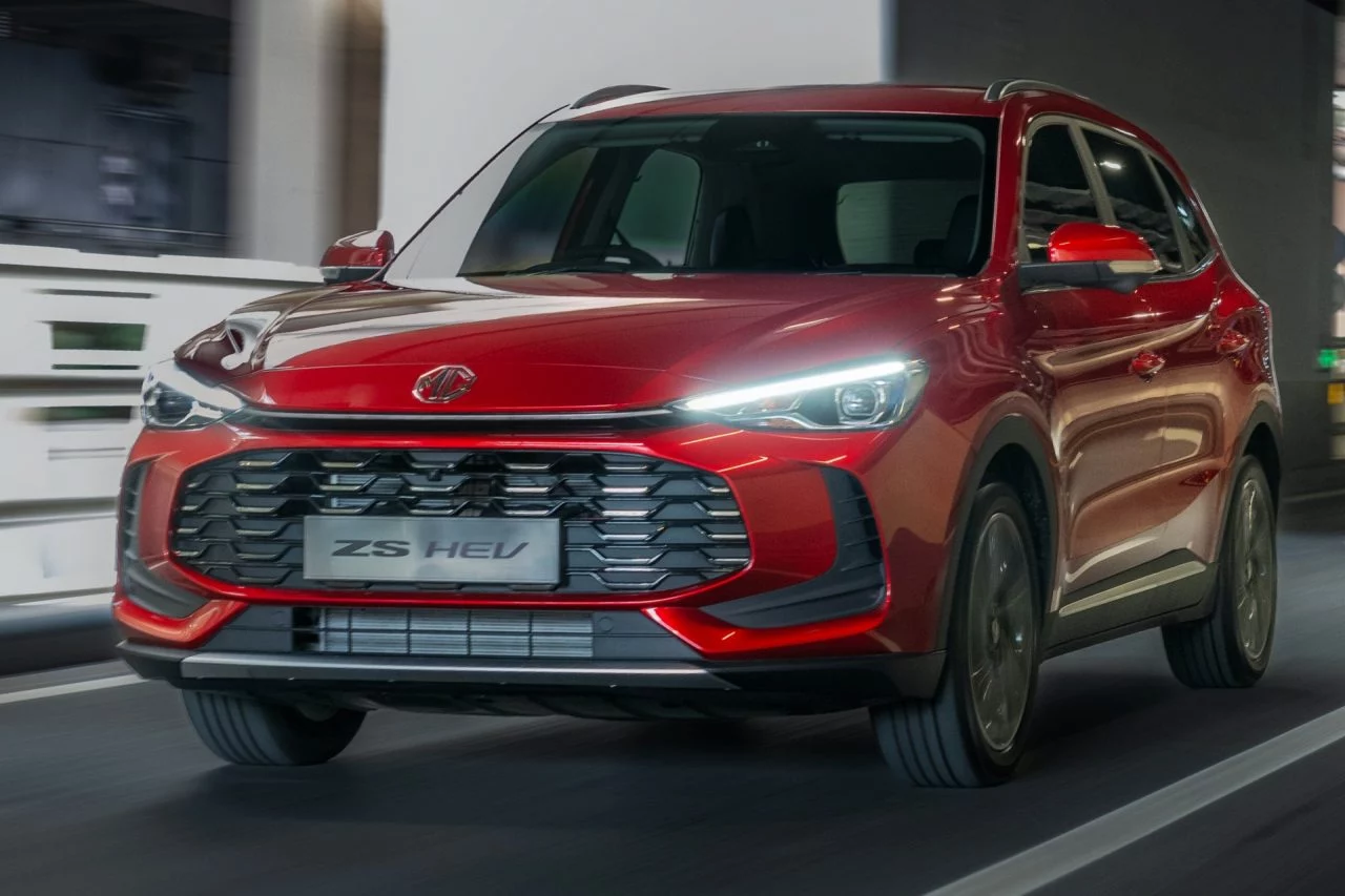 Vista dinámica del MG ZS, destacando su diseño y tamaño en el segmento C-SUV.