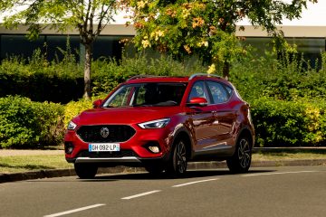 Vista delantera y lateral del MG ZS, SUV económico y atractivo en el mercado español.