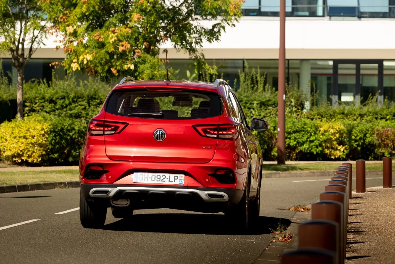 Vista trasera del MG ZS, reflejando su atractivo diseño y líneas modernas.