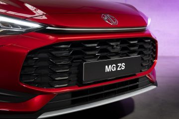 Vista frontal destacando la parrilla y logo del MG ZS.