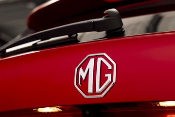 Vista del emblemático logo MG en el trasero del MG ZS híbrido.