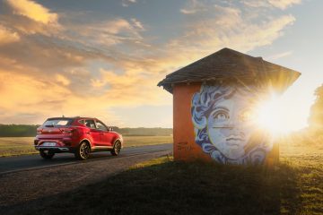 El MG ZS expone su línea lateral con una puesta de sol de fondo, mostrando el diseño y tamaño compacto.