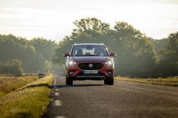 Vista frontal del MG ZS, destacando su diseño económico y accesible