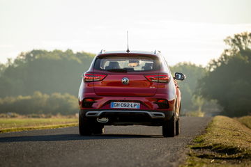 Vista trasera del MG ZS mostrando su diseño compacto y moderno.