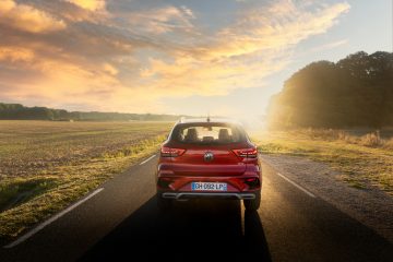 Vista trasera del MG ZS, destacando su diseño y luces en un entorno al atardecer.