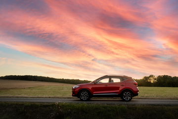 Vista lateral del MG ZS que resalta su diseño y proporciones en un atardecer