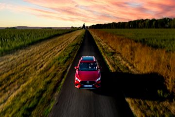 MG ZS capturado desde vista aérea, mostrando su diseño trasero y lateral