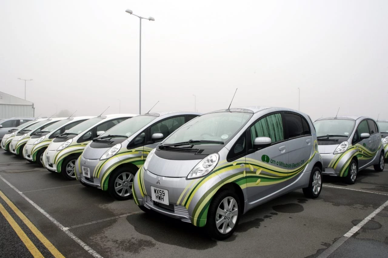 Línea de Mitsubishi i-MiEV listos para competir en campeonato FIA.