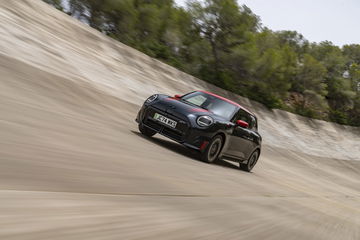 El MINI JCW eléctrico en acción, fusión de tradición y vanguardia.