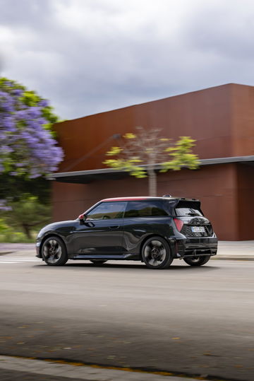 El MINI JCW eléctrico en dinamismo puro, fusión de tradición y vanguardia.