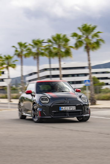 MINI JCW eléctrico en movimiento mostrando su línea lateral y diseño distintivo