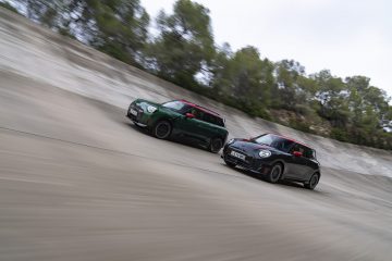 Dos MINI JCW eléctricos en dinámica lateral, fusión de deportividad y sostenibilidad.