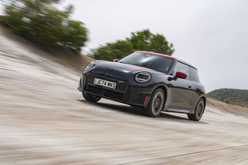 El MINI JCW eléctrico combina diseño icónico con prestaciones sostenibles.