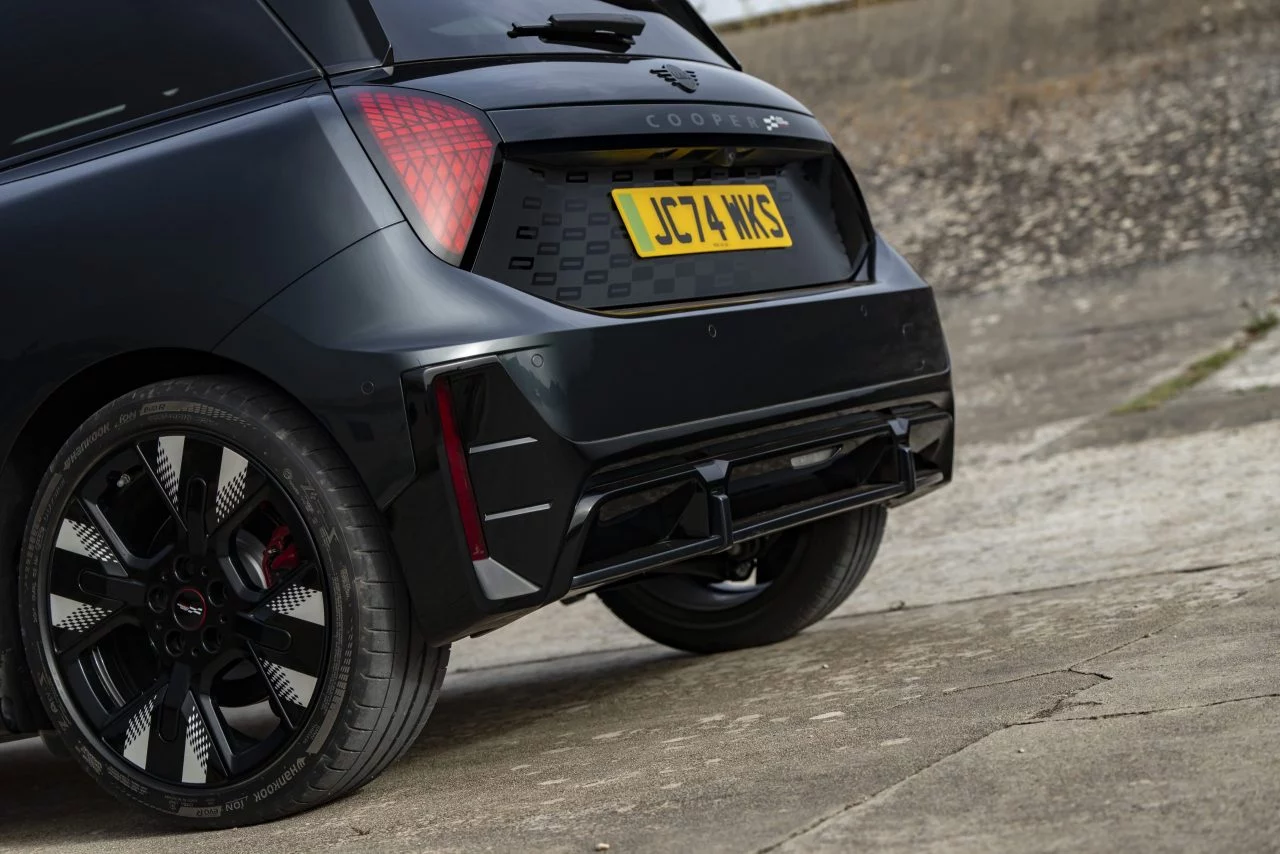 Vista angular trasera del MINI JCW eléctrico, destacando su diseño y deportividad.