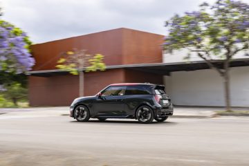 Vista dinámica MINI JCW eléctrico en entorno urbano