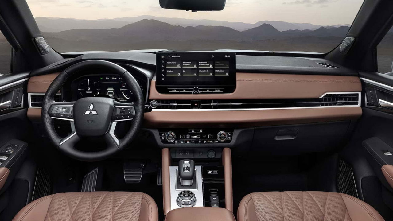 Vista del tablero y consola del Mitsubishi Outlander, destacando su diseño y acabados.