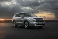 El renovado Mitsubishi Outlander PHEV muestra su robustez y elegancia al atardecer.