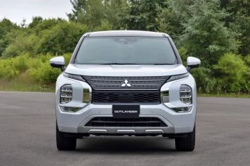 Vista frontal del Mitsubishi Outlander destacando su diseño robusto y parrilla característica.