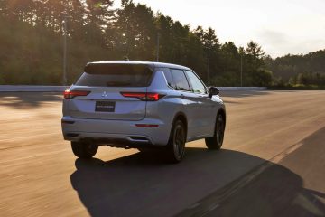 Nueva visión del Mitsubishi Outlander mostrando su diseño trasero-lateral.