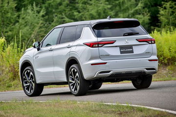 Vista dinámica del Mitsubishi Outlander destacando su diseño robusto.