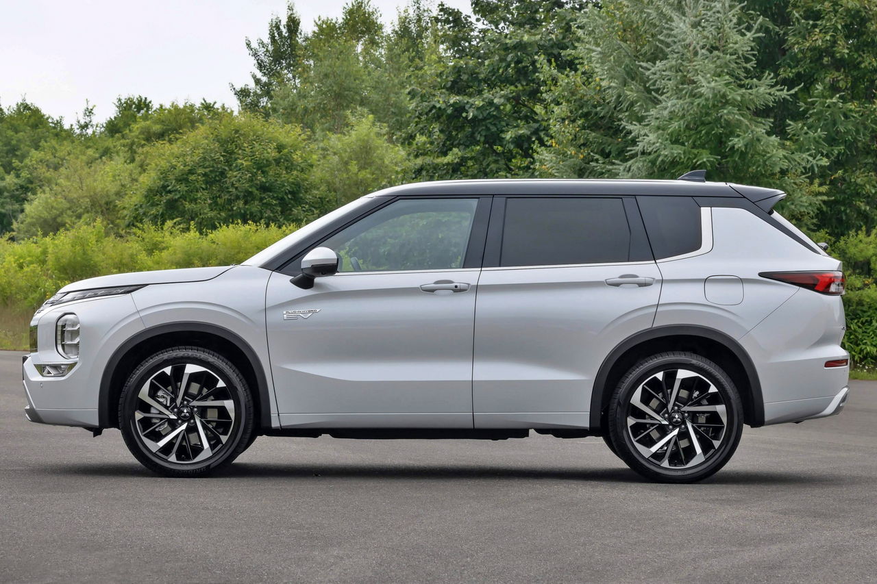 Vista lateral del Mitsubishi Outlander, destacando su línea y diseño SUV.