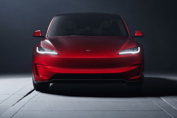 Vista frontal del Tesla Model 3 Performance, iluminación que realza su diseño