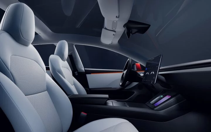 Elegante cabina de Tesla Model 3 destacando su diseño minimalista