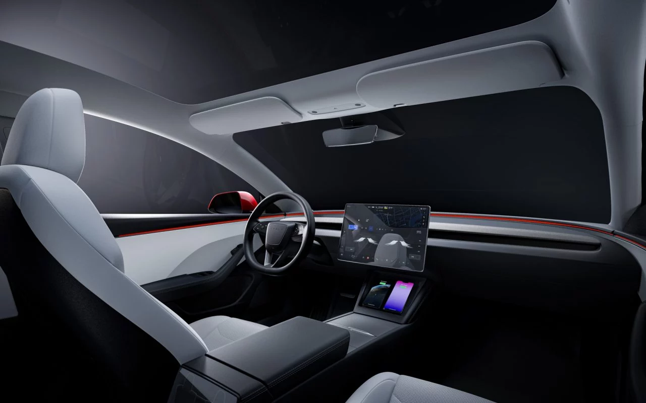 Vista lateral de la cabina del Tesla Model 3 evidenciando su diseño minimalista